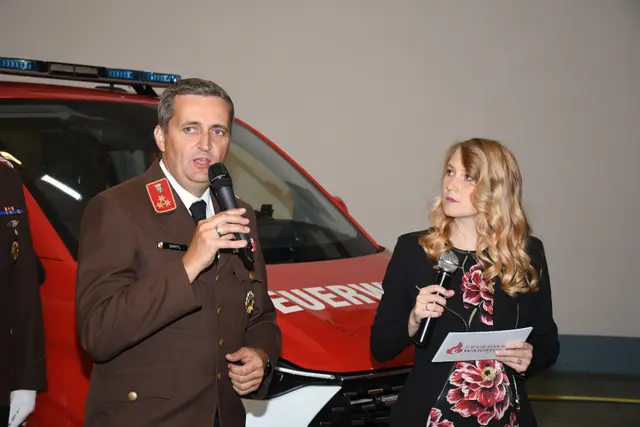 Kommandant Christian Bartl und Moderatorin Angelika Pany-Brait | Foto: FF Waidhofen/Thaya