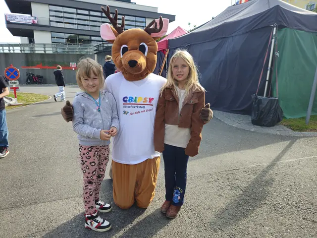 Kalina Esch und Lea Steininger mit Elch Emil | Foto: Glösl