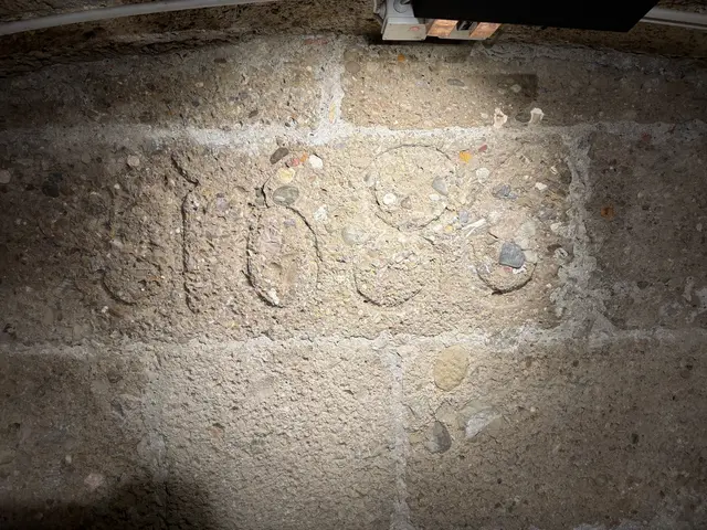 Die Jahreszahl der Erbauung der Krypta steht an einer der Wände: 1686. | Foto: Schrofner
