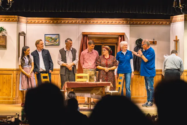 Auch die Freunde der Wipptaler Heimatbühne Matrei spielten einen kurzen Sketch und gratulierten den Theaterkollegen aus Navis zum Jubiläum. | Foto: Pernsteiner