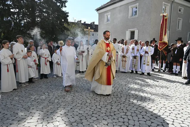 Der neue Vorplatz der Schutzengelkirche wurde gesegnet. | Foto: Königer