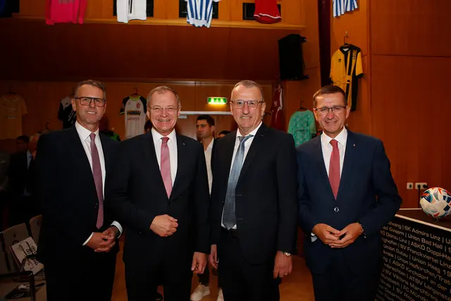 Im Bild (von links): Stefan Sandberger (neugewählter Präsident OÖ. Fußballverband), Landeshauptmann Thomas Stelzer, Gerhard Götschhofer (ehem. Präsident OÖ. Fußballverband), Wirtschafts- und Sport-Landesrat Markus Achleitner. | Foto: LUI