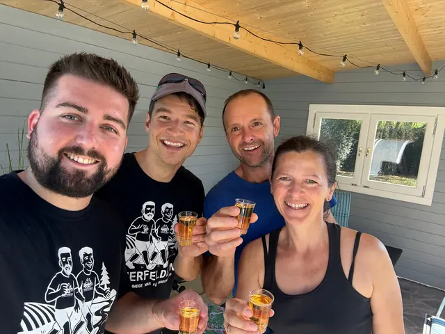 Mit einem Schnapserl und freundlichem Lächeln als Anfeuerung war der Weg durch die vielen Gärten sehr motivierend. | Foto: Schwab/Raferzeder