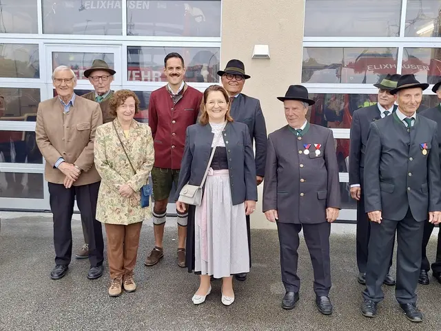 Auch Vize-Bürgermeisterin Barbara Alzner (Mitte) nahm an der feierlichen Prozession teil. | Foto: Karl Edtstadler