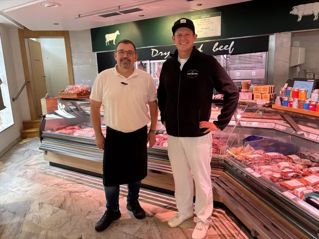 Thomas Deimböck und Thomas Hofmann in der Fleischerei Hofmann, die sich in der Innenstadt von Hollabrunn befindet und als wichtiger Nahversorger fungiert. | Foto: Alexandra Goll