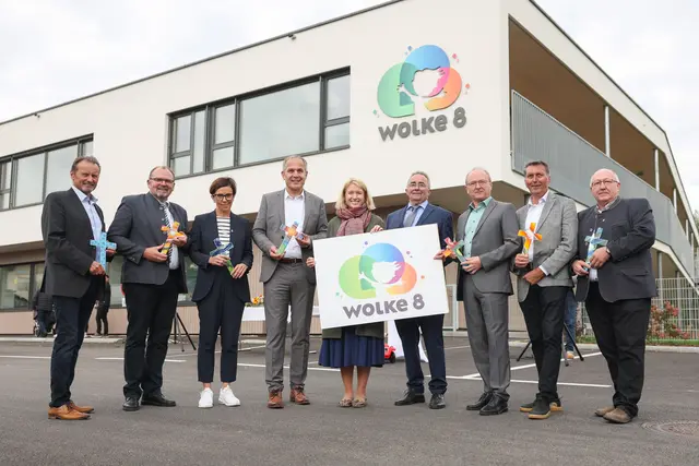 Die Bürgermeister:innen sind stolz auf ihren neuen, gemeinsamen Kindergarten, der in Oberndorf errichtet wurde. | Foto: Land OÖ/Stinglmayr