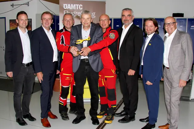Jubiläumsfest: Stadtrat Marc Seper, Landtagsabgeordneter Christian Drobits, Stützpunktleiter Andreas Tautter, Rettungsdienstleiter Hans-Peter Polzer ("Mann der ersten Stunde", der kürzlich seine Tätigkeit beim C16 beendete), Leitender Notarzt Wilhelm Urschl, Landesrat Heinrich Dorner, 
Marco Trefanitz (Geschäftsführer der ÖAMTC-Flugrettung) und Oberwarts Bürgermeister Georg Rosner | Foto: ÖAMTC Burgenland