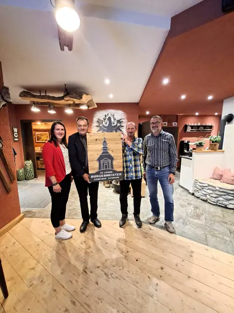 Für 30-jährige Bürgermeistertätigkeit erhielt Vinzenz Eller am Freitag ein Geschenk. Im Bild ist er mit den Gemeindevorständen Beate Riedl, Hubert Auer und Christoph Riedl zu sehen. | Foto: Gemeinde Schmirn