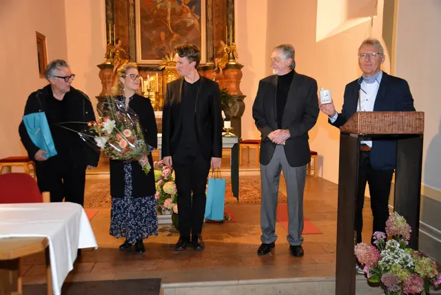 Erich Fasswald und Vinzenz Keimel (re) vom Pfarrgemeinderat bedanken sich bei den Protagonisten des Abends | Foto: Peter Taurer