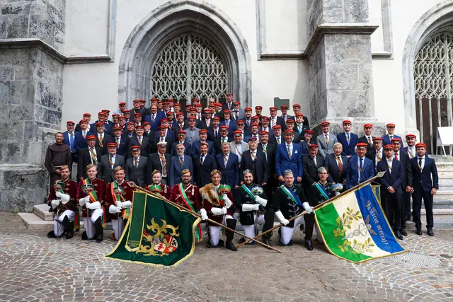 Vor der Pfarrkirche gab es einen Fototermin für die Teilnehmer.  | Foto: privat