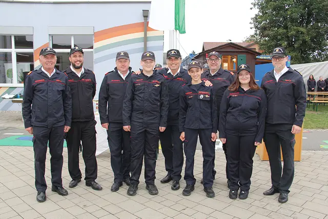 Ehrengäste mit JFM Jonathan Absenger, JFM Julius Metzenrath und PFM Leonie Sackl die beim FULA-Bronze-Bewerb die Höchstpunkteanzahl von 300 Punkten erreichten.
 | Foto: BFVLB/ABI d. V. Herbert Putz