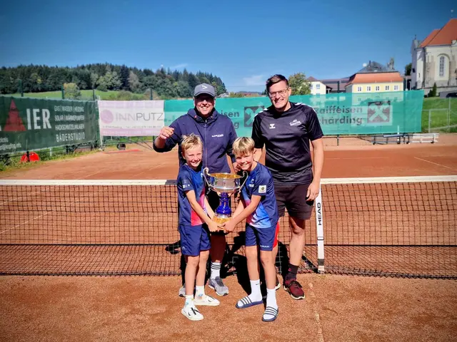 V. l.: Mannschaftsführer Martin Doblinger (l.) mit Trainer Thomas Plöckinger und den beiden Spielern Sebastian Plöckinger und Lorenz Doblinger. | Foto: UTC Hamedinger Kopfing