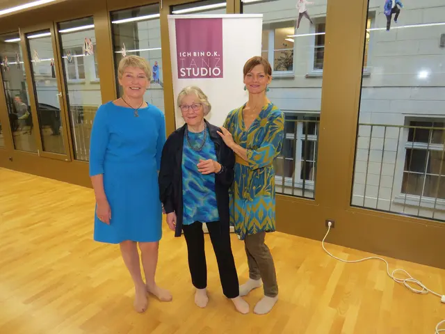 Die Vorstandsmitglieder vom Verein „Ich bin o.k.“, Maria Dinold (l.) und Hana Zanin (r.), haben Helga Neira Zugasty als Alltagsheldin vorgeschlagen. | Foto: Sabine Krammer