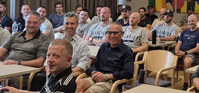 2. Reihe von rechts: Gerhard Schiffauer, neben ihm Gastgeber Alfred Grabner mit allen weiteren nationalen und internationalen Referees. | Foto: Andrea Stelzer