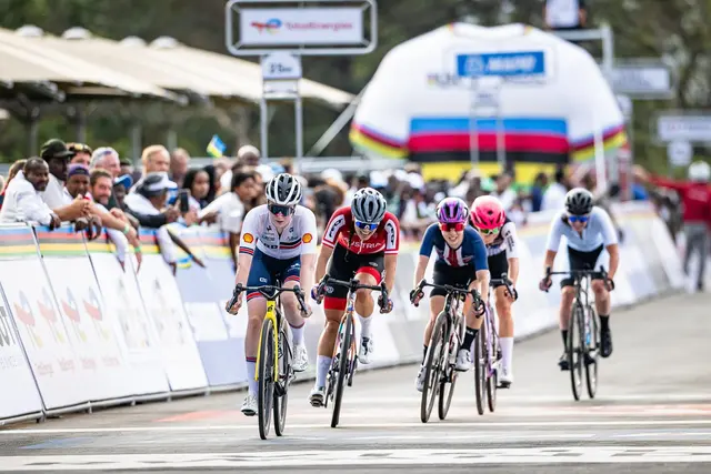 Tabea Huys (2. von links) knackt bei der Rad-WM in Ruanda mit Platz neun die Top-10 im U23 Zeitfahren und belegt im Frauen Straßenrennen den starken 13. Rang. | Foto: Huys