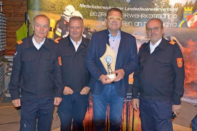 Überreichung der Feuerwehrflamme: Bezirksfeuerwehrkommandant-Stev. Kurt Liball, Landesfeuerwehrkommandant Dietmar Fahrafellner, Herbert Döller und Bezirksfeuerwehrkommandant Manfred Damberger (v.l.) | Foto: BFK WT/St. Mayer