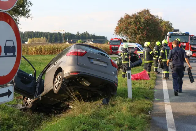Zwei Pkw landen nach einer Kollision in Sattledt im Straßengraben. | Foto: laumat.at