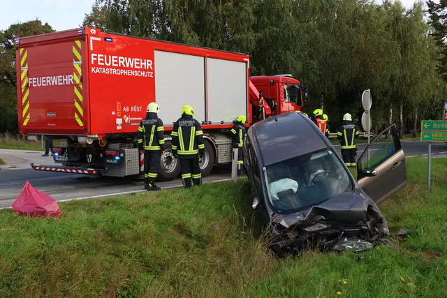 Zwei Pkw landen nach einer Kollision in Sattledt im Straßengraben. | Foto: laumat.at