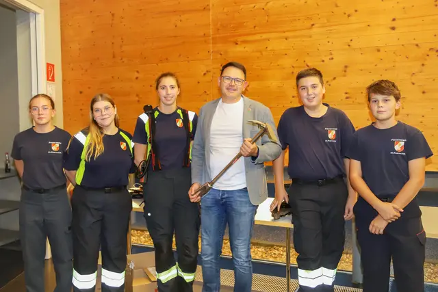 Bürgermeister Franz Nöhrer und Mitglieder der Freiwilligen Feuerwehr St. Ruprecht | Foto: Iris Bloder