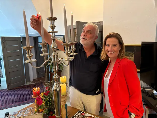 Schlossherr Gerald Birkner mit Moderatorin Gudrun Heger. | Foto: Schloss Sunzing