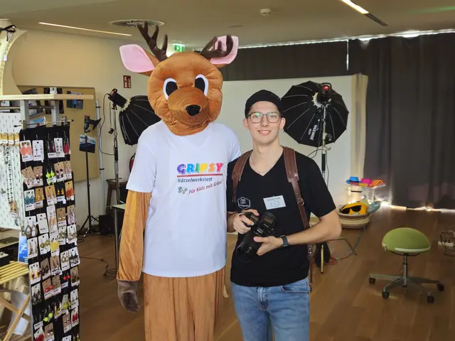 Elch Emil und Fotograf Florian Auer | Foto: Glösl