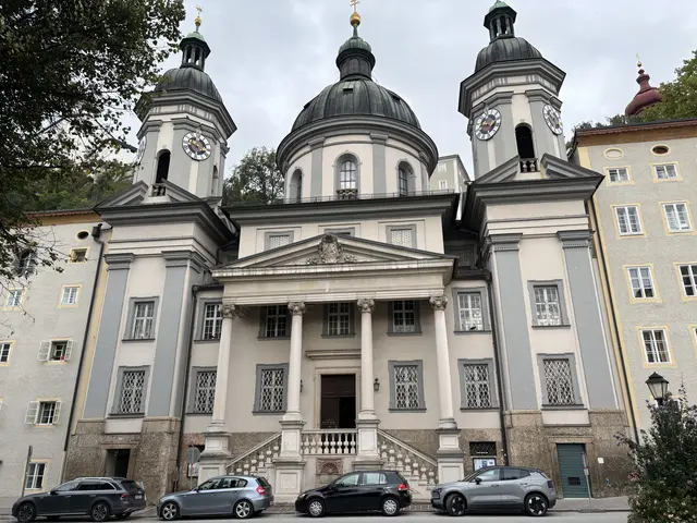 Die Pfarrkirche St. Erhard in Nonntal liegt zu Füßen des Benediktinerinnenklosters Nonnberg. Die barocke Kirche wurde 1689 nach Plänen von Baumeister Giovanni Gaspone Zuccalli erbaut. | Foto: Schrofner