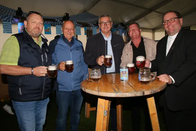 v. l. Siegl, Walter, Bgm. Helmut Hareter, Richard mit Pfarrer Roman Schwarz. 