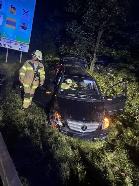 Ein mit zwei Personen besetzter Kleinwagen kam in der Nacht auf Sonntag kurz nach der Einhausung Zederhaus von der Autobahn ab und blieb hinter der Leitschiene liegen. | Foto: Freiwillige Feuerwehr Zederhaus