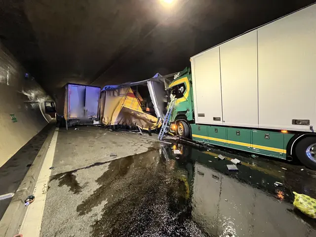 Ein Lkw soll aufgrund einer Panne zum Stillstand gekommen sein, woraufhin der dahinter fahrende Lkw nicht mehr rechtzeitig bremsen konnte und fast ungebremst auf diesen auffuhr. | Foto: Freiwillige Feuerwehr Zederhaus