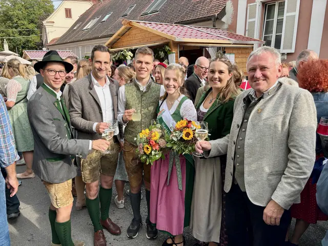 30. Winzerfest in Bad Waltersdorf: Bgm. Hans Fiedler (r.) und Vbgm. Herbert Ferstl (l.) im Kreis der Ehrengäste. | Foto: Alfred Mayer
