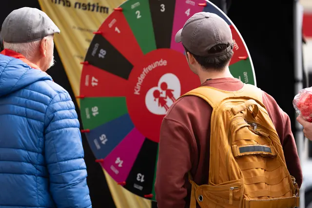 Ein Glücksrad entschied über zufriedene oder unzufriedene Gesichter. | Foto: Emanuel Ullmann/MeinBezirk