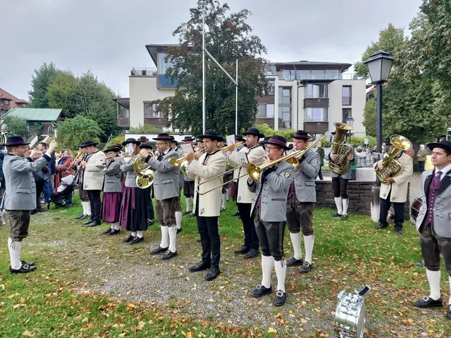 Musikalisch wurde die Feier durch die Ortsmusikkapelle Elixhausen bereichert, die in traditioneller Tracht für festliche Klänge sorgte und die besondere Atmosphäre untermalte. | Foto: Kurcz