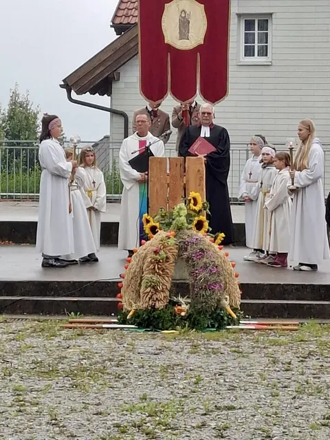 Pfarrassistent Gerhard Schaidreiter und Pfarrer Dietmar Orendi gestalteten den feierlichen Gottesdienst. | Foto: Kurcz