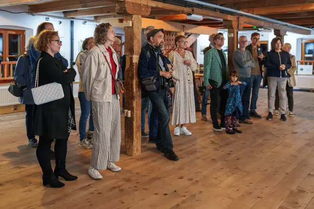 Bei der Vernissage am Donnerstagabend kam es zu einem lebhaften Austausch. | Foto: Verena Koch