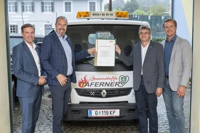 Übergabe der Ehrenurkunde an Klaus Taferner (3. v. l.) mit Oliver Käfer (l.), Jürgen Roth (2. v. l.) und Viktor Larissegger von der Wirtschaftskammer | Foto: WKO Graz