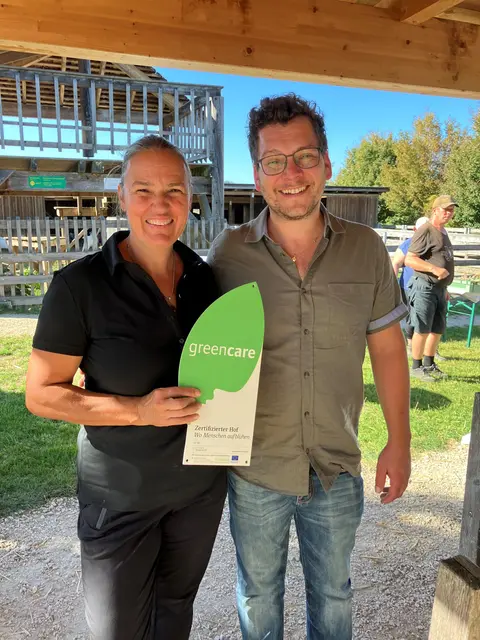 Doris Hohenwallner und Claus Patri mit der Hoftafel. | Foto: LK/Heidi Reisner