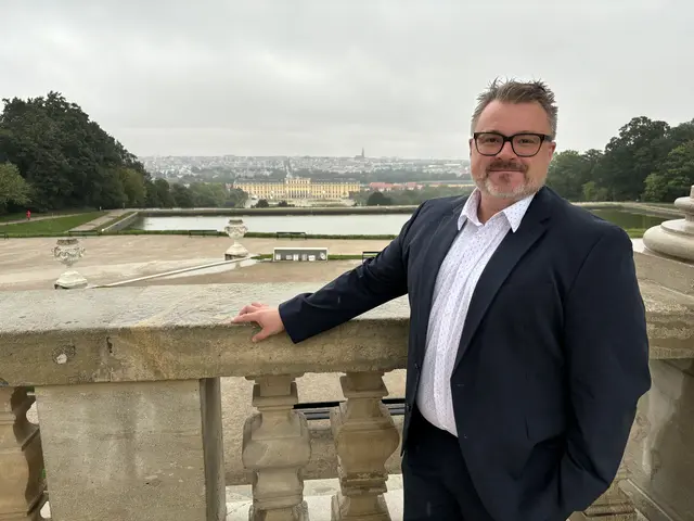 Ansgar Gersmann ist Adelsexperte, Journalist und nun auch Autor: In seinem ersten Buch "Moderne Royals" erklärt er die Welt des Adels in der heutigen Zeit. | Foto: Nathanael Peterlini/MeinBezirk