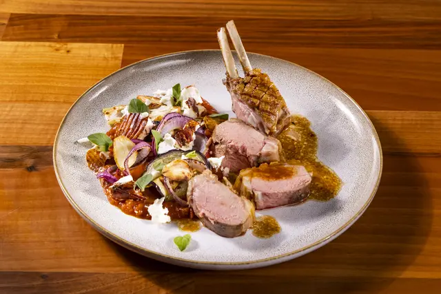 Rosagebratener Lammrücken mit Gemüse-Saganaki, eine Köstlichkeit. | Foto: Werner Krug