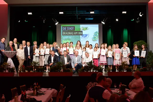 Sportpreisträger: Showdance Company und Prinzengarde Braunau.
 | Foto: Stadt Braunau