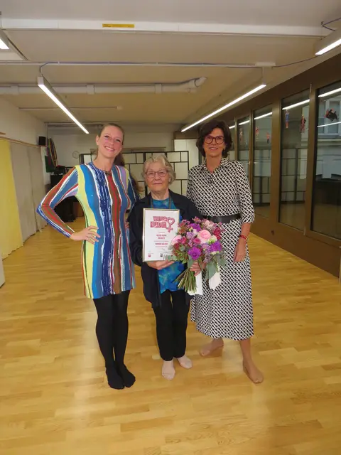 Moderatorin Mel Merio (l.) und die Vorsitzende der Bezirksvertretung Innere Stadt, Isabelle Enzenberg (r.) gratulieren Helga Neira Zugasty. | Foto: Sabine Krammer