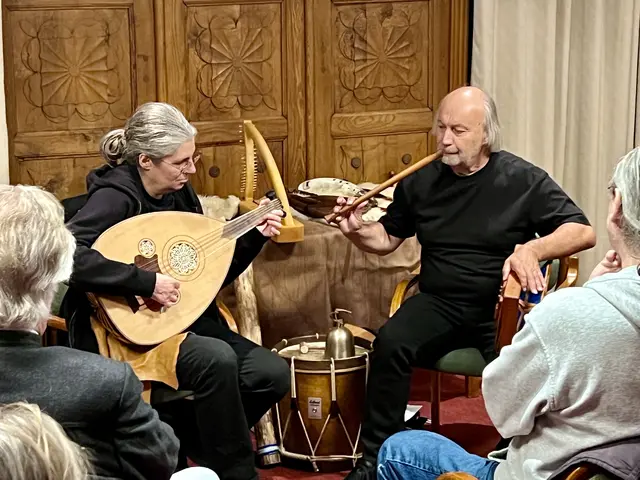Michael Schick und Nikolaus Fliri begleiteten die Geschichte auf historischen Instrumenten. | Foto: alpinguin