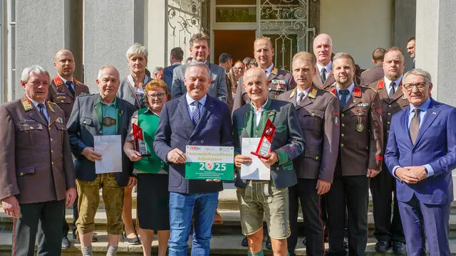 Die drei ausgezeichneten Unternehmen des Bezirks mit den Vertretern der Feuerwehr und der Gemeinden sowie LH Mario Kunasek | Foto: Binder/Land Steiermark