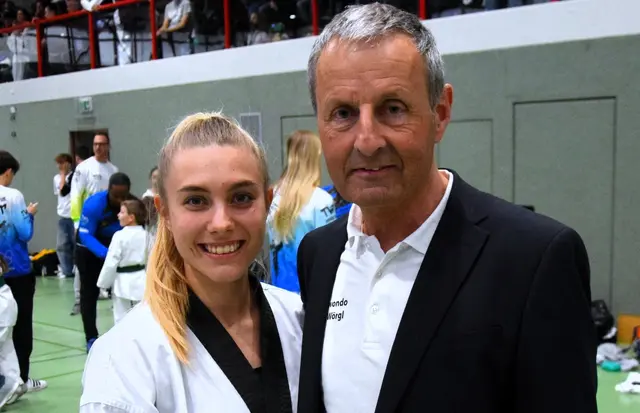 Anna Schneeberger mit Taekwondo-Trainer Pirchmoser. | Foto: Schwaighofer