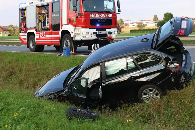 Zwei Pkw landen nach einer Kollision in Sattledt im Straßengraben. | Foto: laumat.at