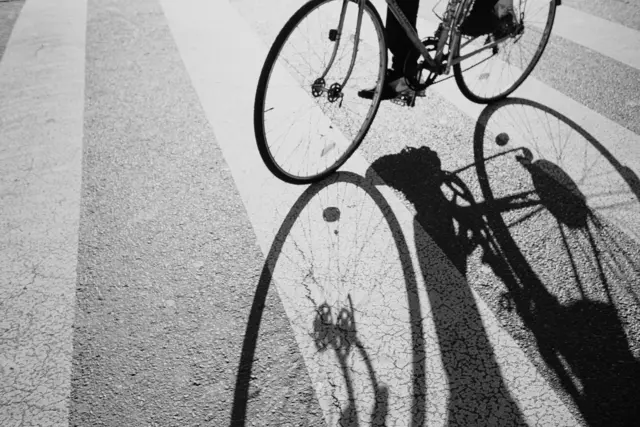 Bei einem Verkehrsunfall zwischen Radfahrer und Pkw wurde der Radfahrer verletzt, während an beiden Fahrzeugen ein Sachschaden entstand. (Symbolfoto) | Foto: Unsplash/Paula Delic