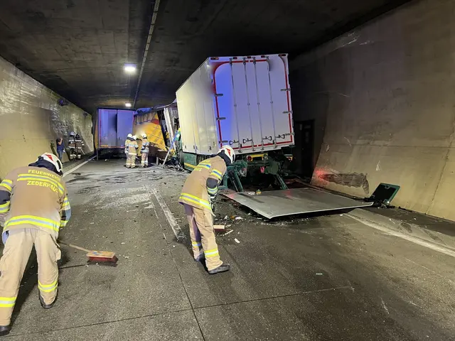 Die Freiwilligen Feuerwehren Zederhaus und Flachau waren nach dem Unfall für die Aufräumarbeiten im Einsatz.

 | Foto: Freiwillige Feuerwehr Zederhaus