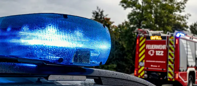 Der Lenker wurde beim Eintreffen der Feuerwehr bereits vom Roten Kreuz versorgt und unbestimmten Grades verletzt. | Foto: Team Fotokerschi.at/Schartner