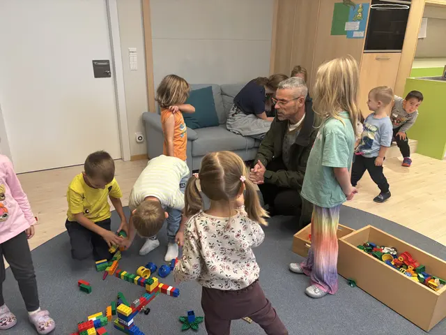 Auch der Dorfchef ist bei der Jugend mehr als nur beliebt.