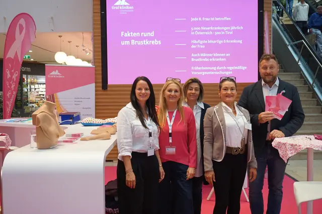 Zahlreiche Besucher und Besucherinnen nutzten die Pink Ribbon Days im DEZ Innsbruck, um sich direkt bei Experten und Expertinnen der über Brustkrebs und Früherkennung zu informieren. Im Bild (v.r.) Florian Klotz (GF Österreichische Krebshilfe Tirol), Juliane Haidacher (Chirurgie, Leitung OSG Hall ), Annette Reiner (BrustGesundheitZentrum), Juliana Rotter (Brustschwester) und Sandra Toth (Chirurgie, Leitung OSG Hall )  | Foto: Martina Obertimpfler 