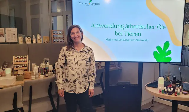 Tierärztin Nina Lux-Samwald aus Leonstein informierte gemeinsam mit Karin Wöckinger und Kerstin Forstner über die Anwendung ätherischer Öle bei Pferden und Hunden. | Foto: Forstner